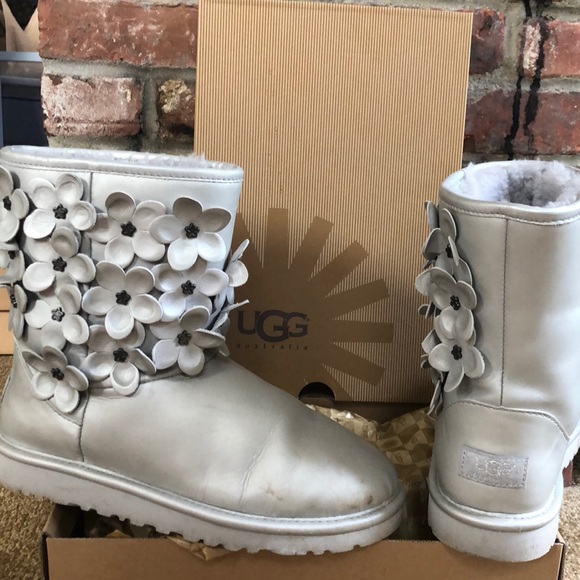 Ugg Sz 6 Waterproof boots WORN ONCE - Picture 1 of 6